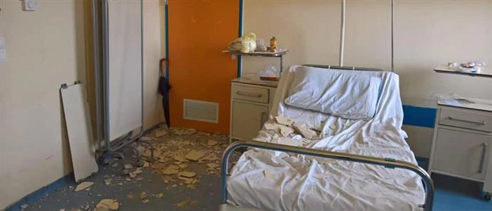 Εικόνες ντροπής: Έπεσε ταβάνι στο Κρατικό Νίκαιας – Τραυματίστηκε μητέρα ασθενή